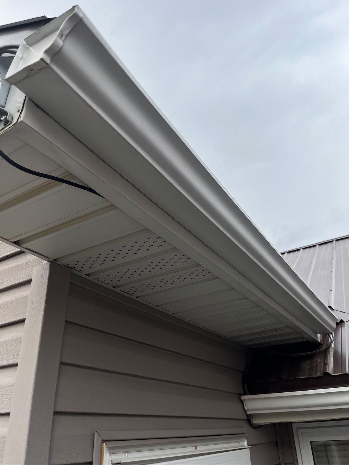 The same eavestrough back to white after a gutter whitening